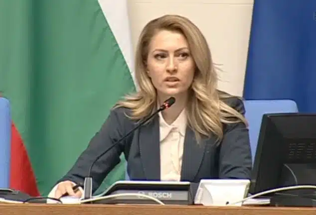 Председателката на Народното събрание Рая Назарян е станала неузнаваема СНИМКИ 3