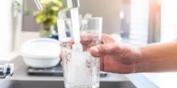 Защо опитните домакини слагат чаша с вода в хладилника? Причината ще ви изненада 7