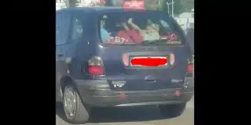 Пореден абсурд: родители са забелязани да возят детето си върху багажника на автомобила 3