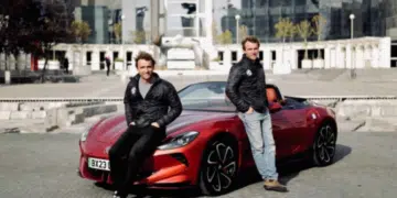 Отне им цели 8 месеца: двама братя стигнаха до Шанхай от Лондон с електромобил 1