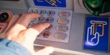 Задържаха участници в схема за източване на чужди банкови сметки 3