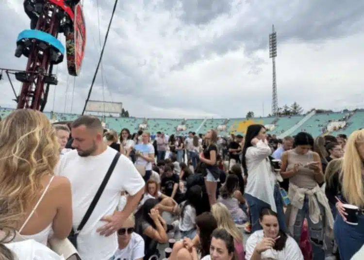 Всички са в София за концерта на Ед Шийрън: Храна няма, а водата е 4 лева и още 1