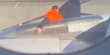 Отчаян пътник на самолет стори немислимото – изскочи през аварийния изход ВИДЕО 5