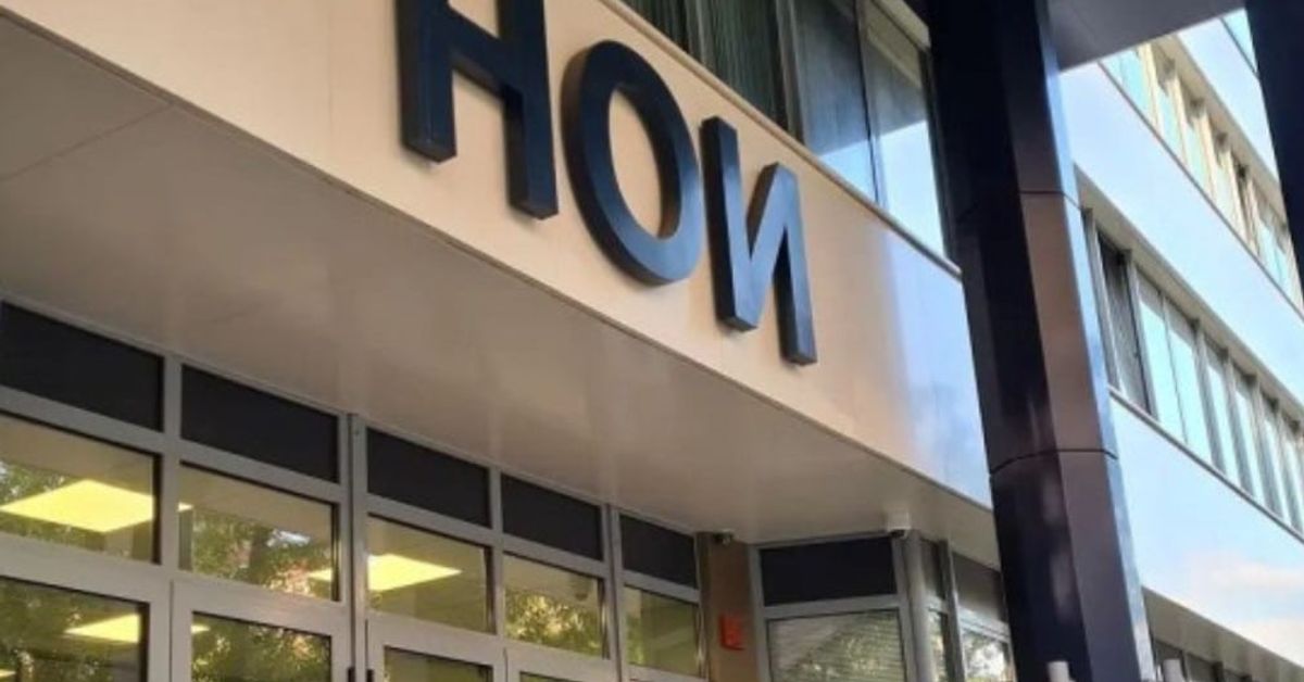 От НОИ с подробни сведения по казус обжалване на пенсия Сграда на НОИ с табела и модерен вход.