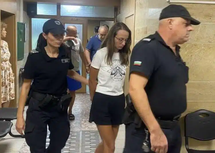 Задържаните за източване на чужди банкови сметки остават в ареста 1