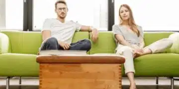 Знаете ли, че начинът, по който вие и вашият партньор седите на дивана, може да каже много за връзката ви? 1