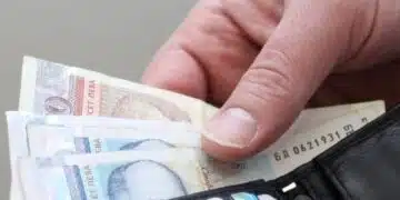 Правителството предлага минималната заплата в страната да се повиши до 1077 лева 7