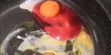 Жена изпищя когато чукна яйцето в тигана и то бе с розов белтък, отговаряме дали може да се яде: 2
