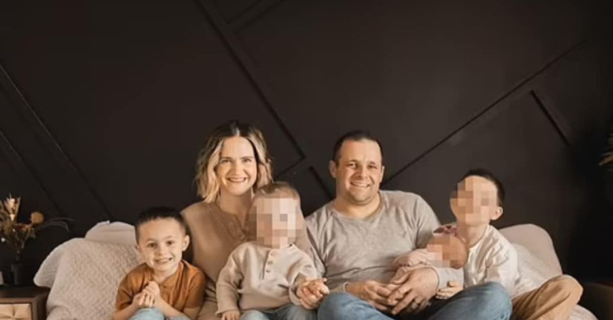 5 годишно момченце отне живота си с пистолета на родителите си, семейството е в шок Семеен портрет на усмихнати родители с три деца, седнали на легло.