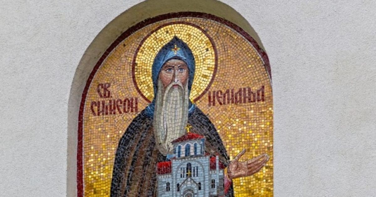 1 септември е голям църковен празник! Черпят красиви имена! Защо трябва да внимавате когато напускате дома си? Мозайка на Свети Симеон Неманя, държащ макет на православна църква.