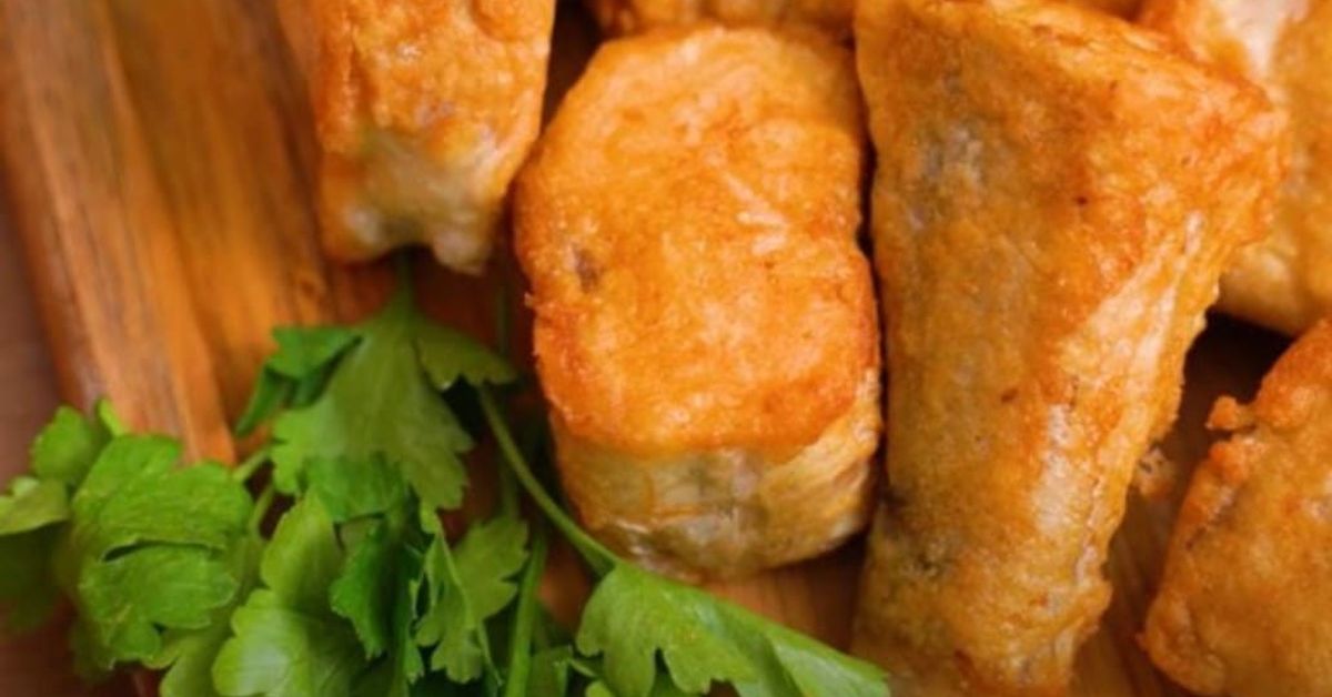 Сочен и лесен хек за минимално време (Рецепта) Хрупкави пържени рулца със свеж магданоз, сервирани на дърво.