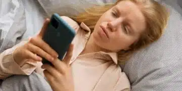 Защо не можете да поставите телефона си под възглавницата, когато спите? 1