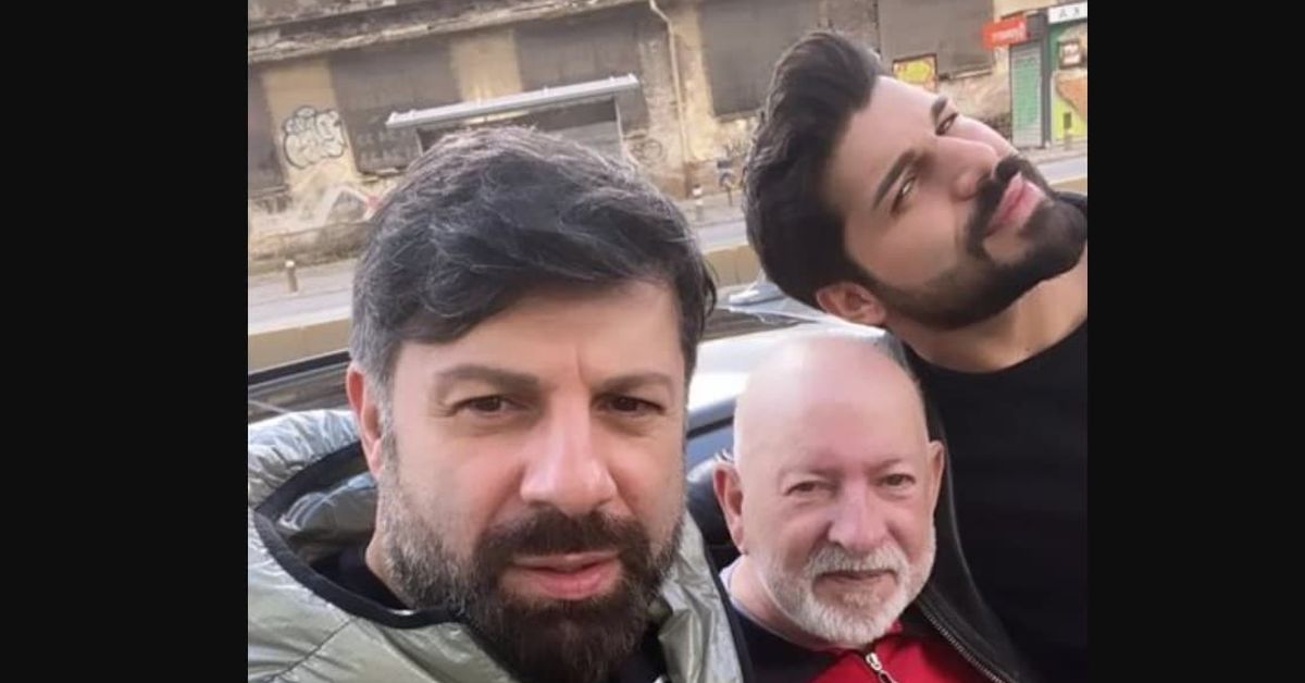 Отиде си бащата на певеца Тони Стораро Трима брадати мъже си правят селфи на градска улица.