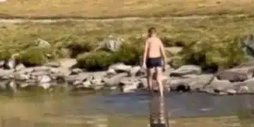За поред път: турист плува в едно от Седемте рилски езера (Снимка) 5