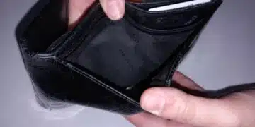 За първите 6 месеца от годината над 17 хиляди българи у нас със запор на заплати и пенсии 14
