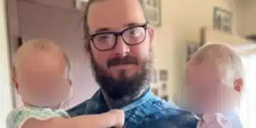 Бъдете внимателни! Груба грешка на родители направи 2 годишните им близнаци звездички... 1
