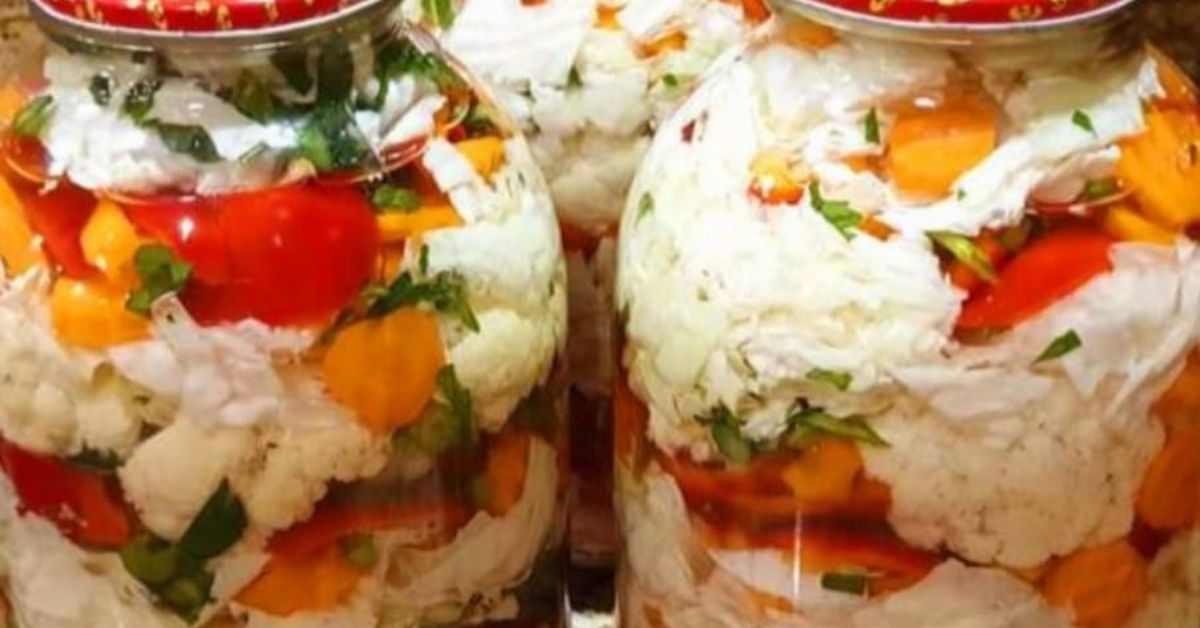 Без варене! Вкусна “Царска Туршия” от моето хубаво детство (Рецепта) Буркани с домашна туршия от карфиол, зеле, моркови и домати.
