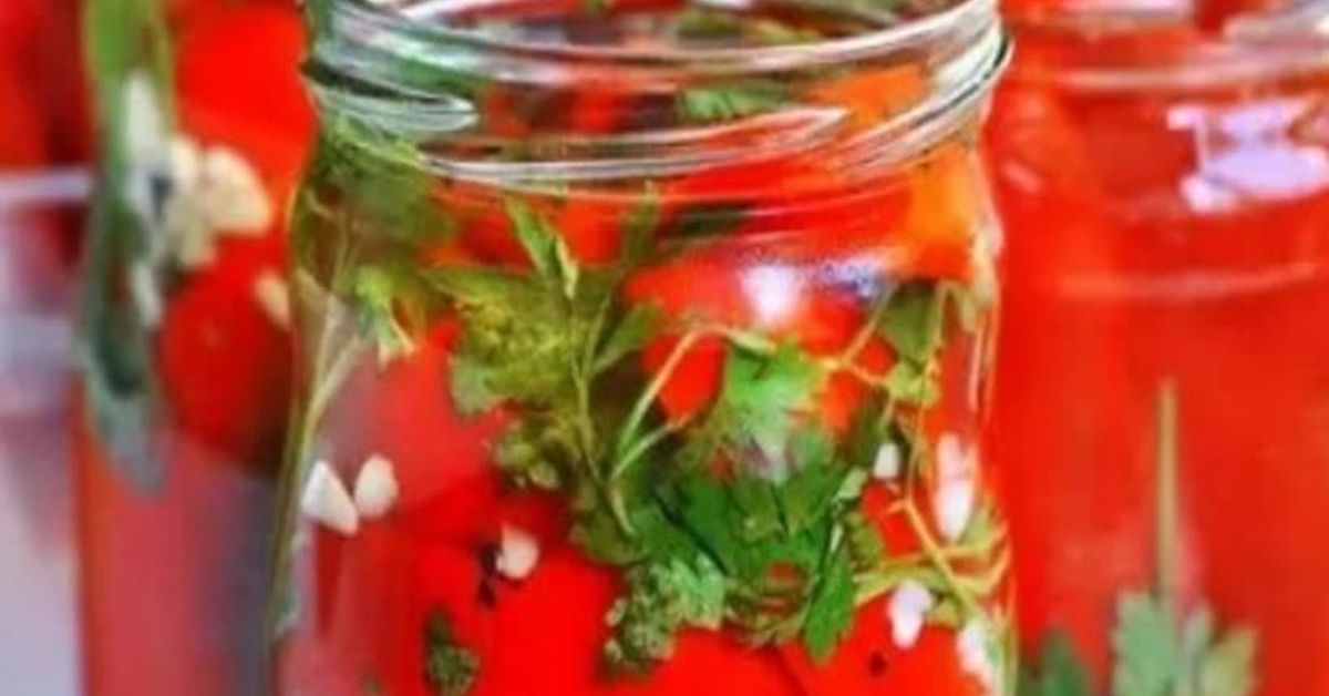 Баба ми правеше най-вкусните парени чушки. Хрупкави, направо неустоими, остави ми рецептата: Буркани с мариновани червени чушки, чесън и магданоз