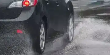 Защо е важно да измиете предното стъкло на колата си преди шофиране през нощта? 8