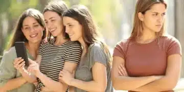 9 признака, че сте били заобиколени от фалшиви приятели като дете и сега това ви засяга 2