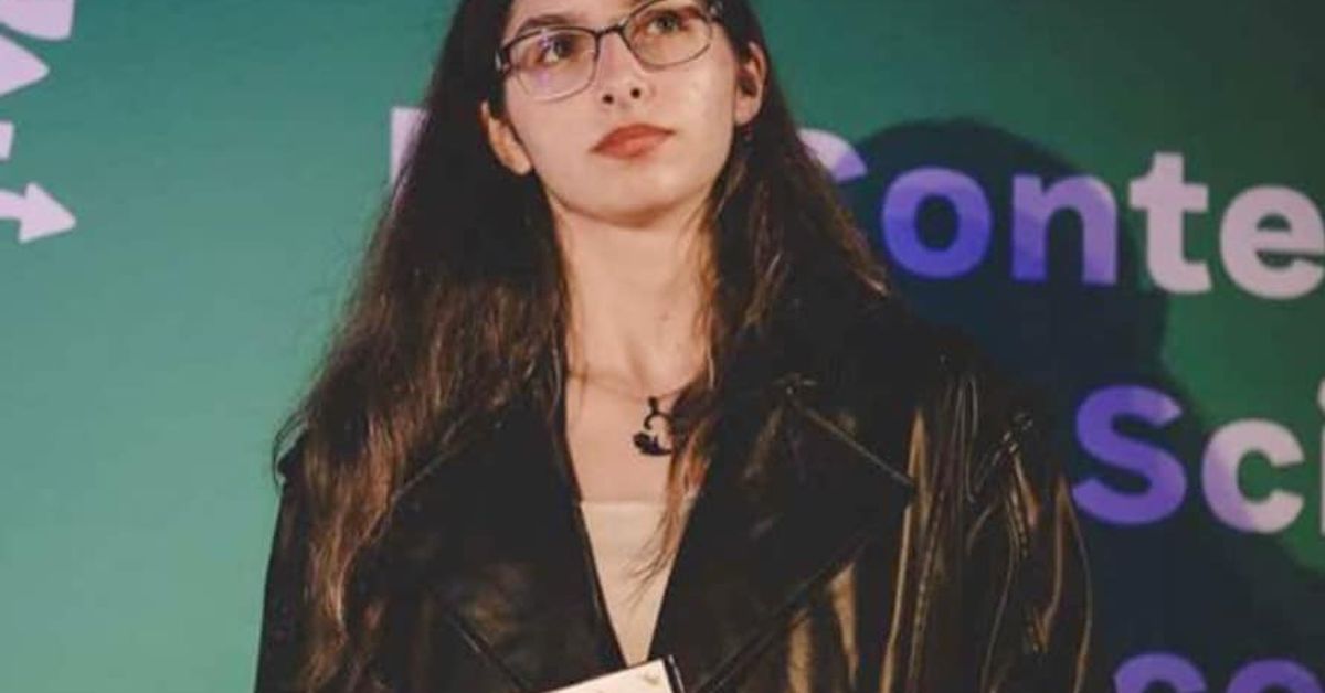 Александра Петкова стана номер 1 в света по физика! Честито! Момиче с очила и кожено яке получава награда на конкурс по наука.
