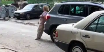 И това доживяхме! Жена опита да избута джип от "нейното" паркомясто и шокира всички ВИДЕО 3