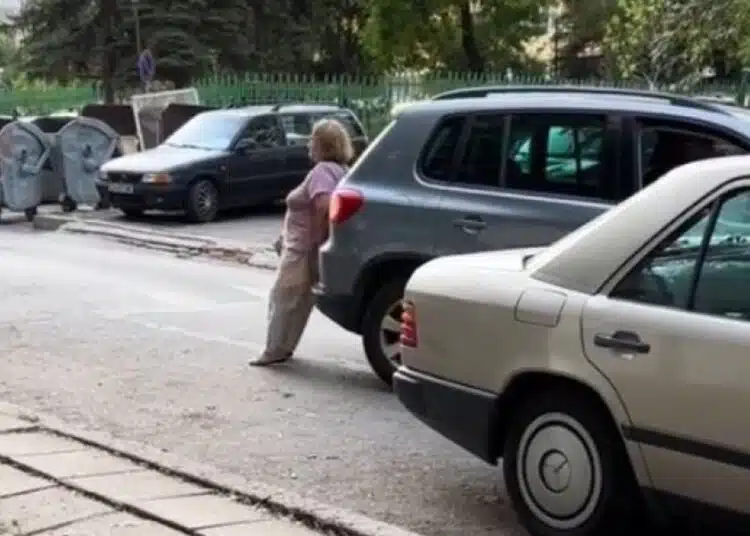 И това доживяхме! Жена опита да избута джип от "нейното" паркомясто и шокира всички ВИДЕО 1