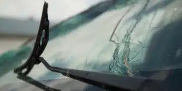 Грозно и възмутително, прибраха огледалата и счупиха чистачките на кола с инвалиден стикер 3