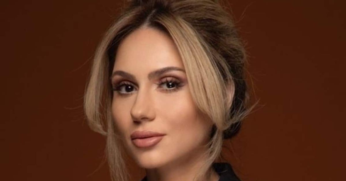 От КЗП изпращат жалба до ВАС, като причина – увеличените такси на мобилните оператори Елегантна жена с руса коса и професионален грим на кафяв фон.