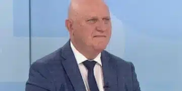 Наш министър предлага да се проведе експеримент в няколко училища свързан със забрана на телефоните 5