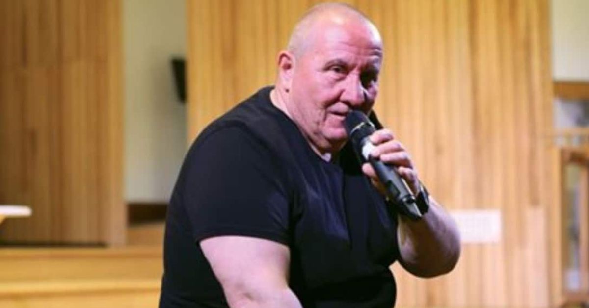 Димитър Туджаров - Шкумбата: като малък правех много бели Плешив мъж в черна тениска говори в микрофон пред дървен фон.