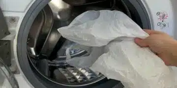 Защо да слагате торба в пералнята: Този трик ще ви помогне да се отървете от 2 проблема при пране 7