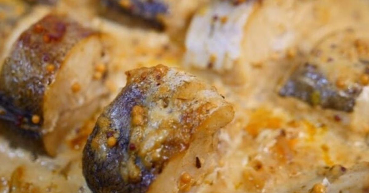 Никога не сте яли толкова вкусен хек: ние го приготвяме по средиземноморски, но евтино Апетитни парчета риба в кремообразен сос със зърна горчица
