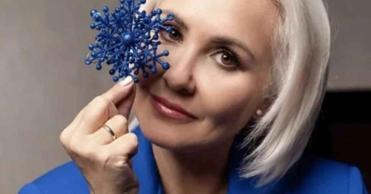 Василиса Володина назова зодия, която ще преживее обрат на съдбата през август Усмихната жена с къса бяла коса и синьо сако държи синя снежинка.