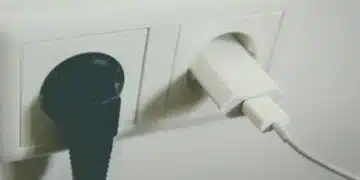 Ето какво може да се случи, ако забравите да изключите зарядното устройство от контакта: 1