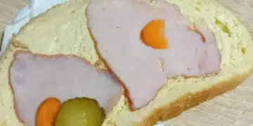 Тъжно и трагично! Някои ученици закусват мухлясал хляб, резенче кисела краставичка и шунка в училище СНИМКИ 1