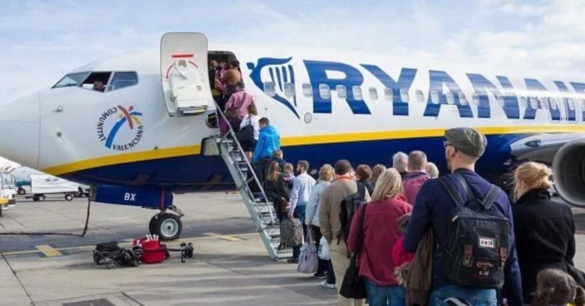 Нискотарифната авиокомпания, която лети и у нас - Ryanair ще го закъса? Ще летят по-малко пътници на борда? Пътници се качват на самолет Ryanair с логото на Валенсианската общност.