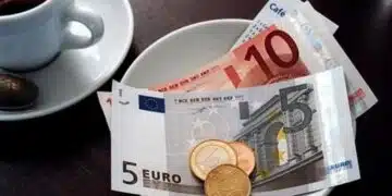 Мъж избяга от курорта заради преследване от сервитьор, получил 500 евро бакшиш от него за обслужването 2