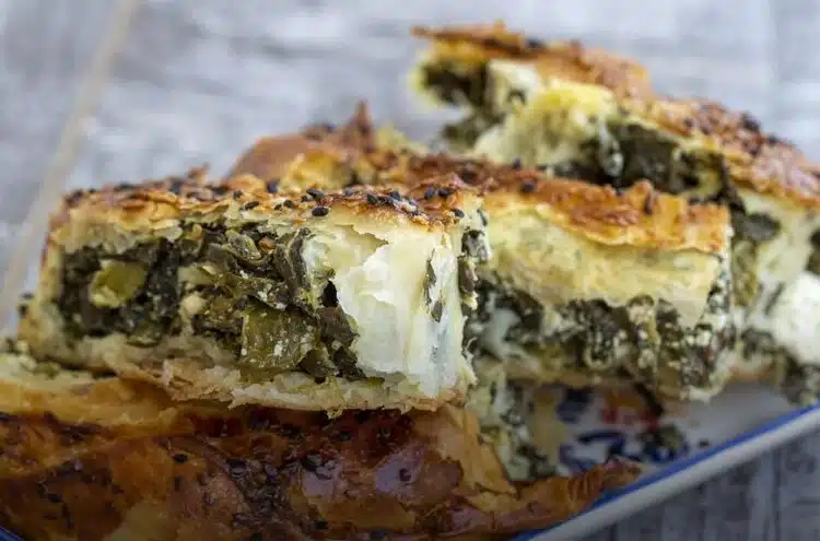 От рецептите на моята баба: вкусна и лесна баница със спанак и точени кори 1