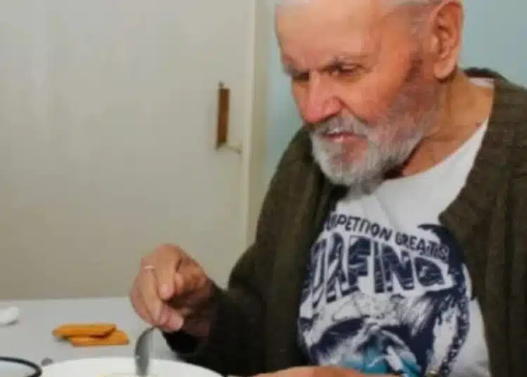 Неблагодарен син оставя възрастния си баща в старчески дом, той от своя страна му оставя бележка, която променя всичко.. 1