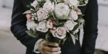Как е възможно! Овдовял мъж носи букет цветя на покойната си съпруга и след това се случва нещо наистина неочаквано 4