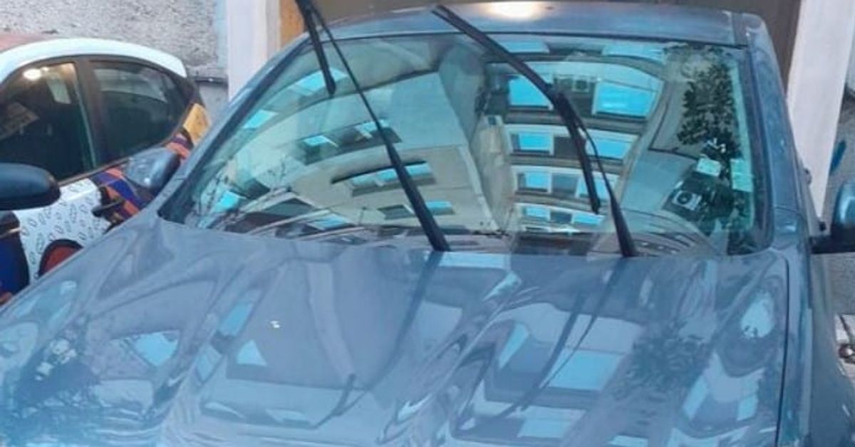 Мрежата кипи! Всички говорят за този пълен абсурд в град Пловдив Сив Nissan с вдигнати чистачки, отразяващ сграда, паркиран пред Кичево №6.