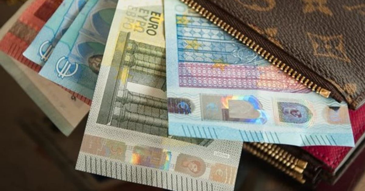 Как да постигнем успех в бизнеса: 5 стратегии Евро банкноти от различни купюри, подаващи се от луксозен портфейл.