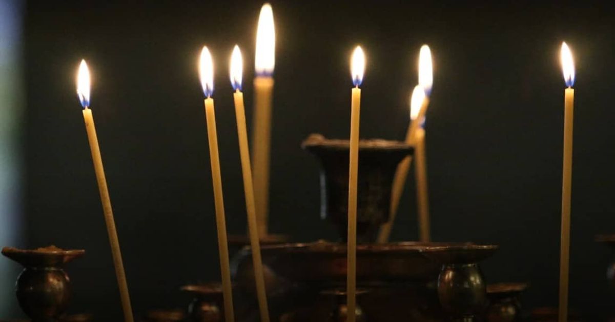 Днес, 12 май е интересен църковен празник! Хора с искрени имена имат повод да почерпят, честито! Запалени църковни свещи на тъмен фон.