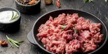 Една съставка, която вече имате в кухнята си, ще направи дори евтината кайма невероятна: просто я поръсете върху месото 15