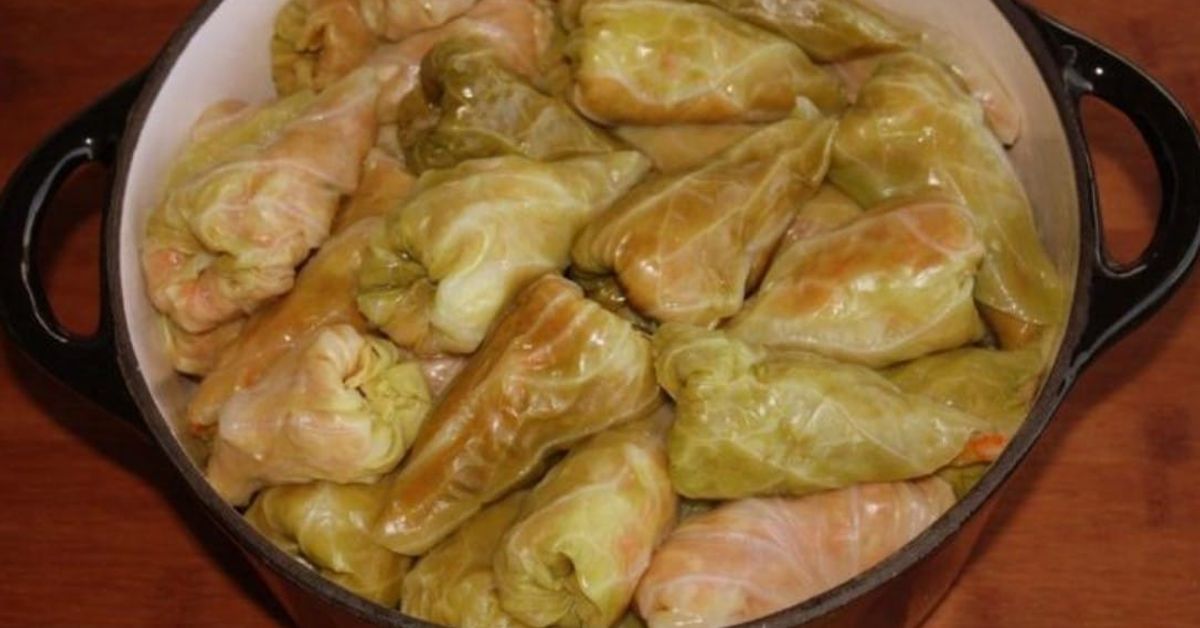 Споделено: Свекървата все носи храна у дома, аз все се дърпам, веднъж ме видя как я хвърлям и стана страшно Тенджера, пълна с апетитни зелеви сарми, готови за сервиране.