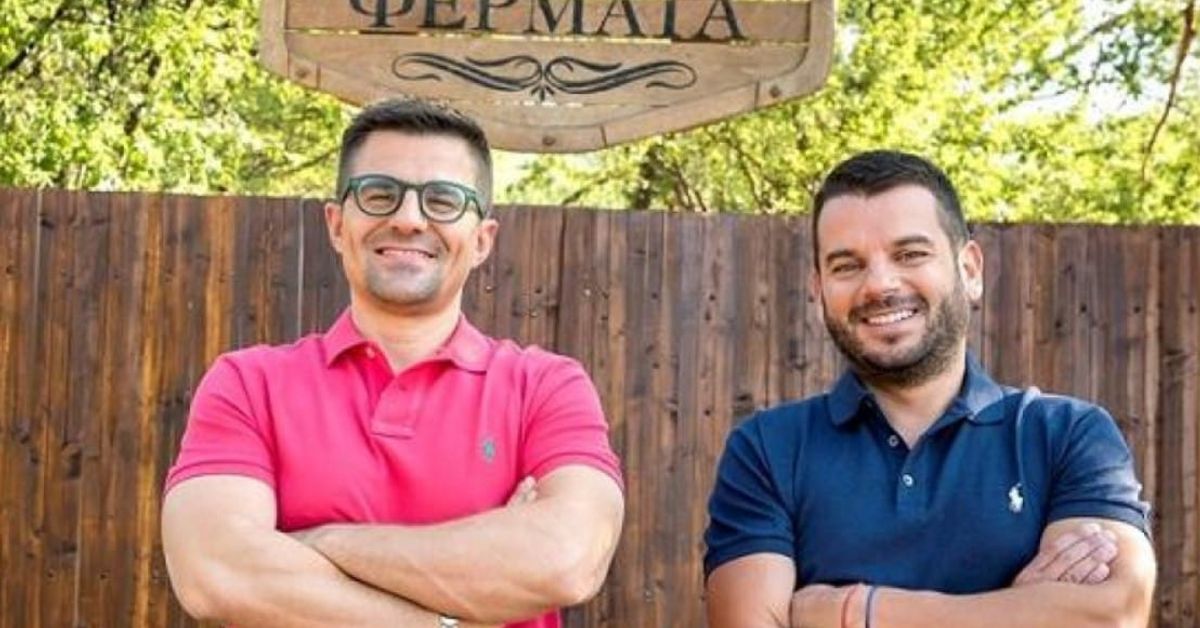 Връща ли се Фермата отново на екран? Двама усмихнати мъже пред дървена ограда и табела с надпис ФЕРМАТА.