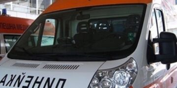След скандал с приятел 18-годишно момиче скочи от движещ се автомобил, борят се за живота му 11