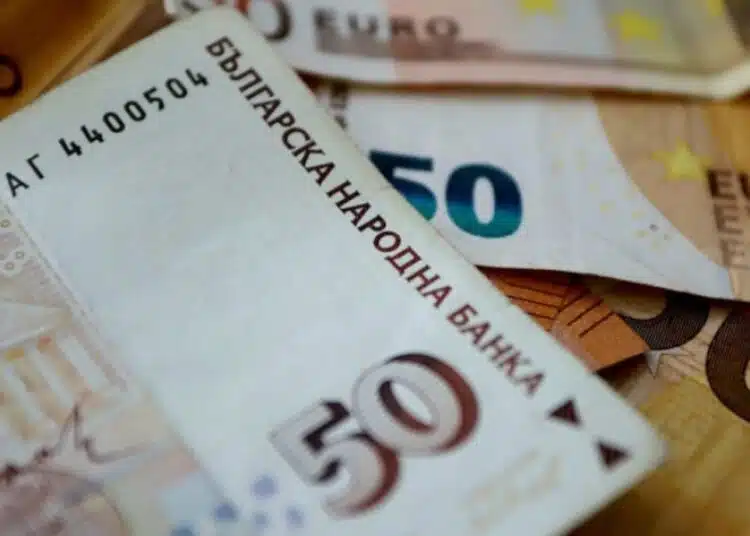 В 2230 клона на „Български пощи“ у нас обменяме лев за евро, НО само за първите 6 месеца е безплатно 1 В 2230 клона на „Български пощи“ у нас обменяме лев за евро, НО само за първите 6 месеца е безплатно 1