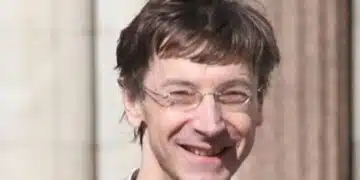 След развод възрастен милионер загуби цялото си имущество: ето как живее в момента (Снимка) 3